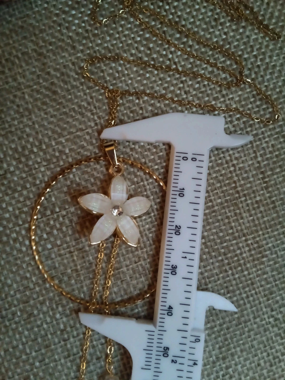 Collar dorado bohemio con flor blanca y piedras de luna naturales – photo 2